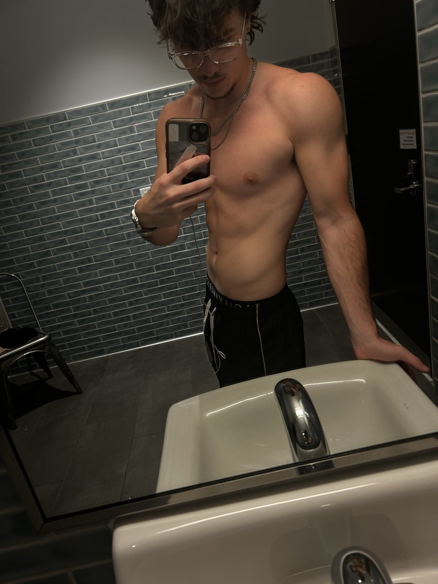 I know your weak for these muscles. Pay me your dues. #findomalpha #humanatm #paypig #cashmaster #pits