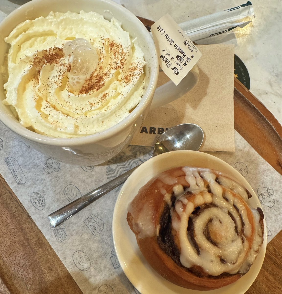 umkhathi08's tweet image. pumpkin spice latte e cinnamon roll 🤎