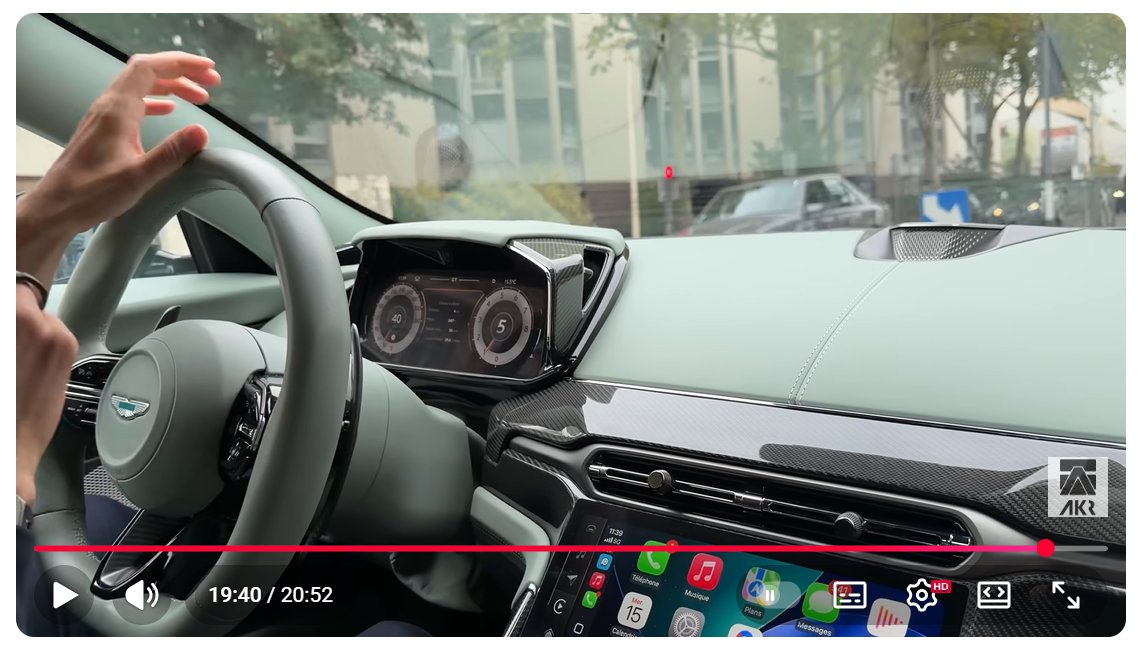 YouTube a fait récemment une mise à jour que je trouve très dynamique et user friendly.

Les bords des boutons sont très arrondis et le tout est transparent, ce qui permet de les identifier plus facilement. Ils sont surtout bien distincts, en phase avec ce qui se fait de mieux en