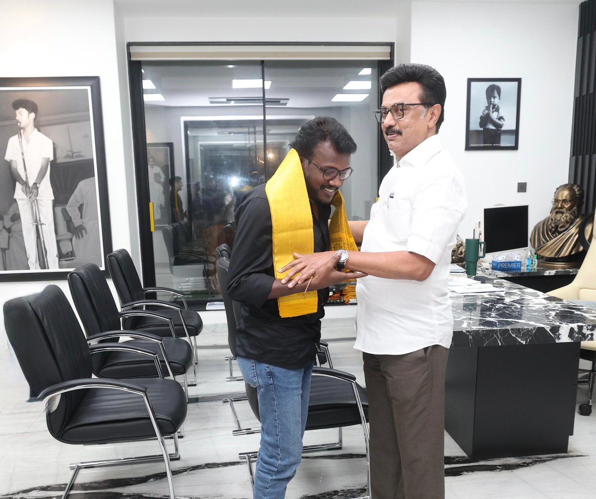 M.K.Stalin (@mkstalin) on Twitter photo #BisonKaalamaadan: மாரி செல்வராஜின் திரைமகுடத்தில் மற்றுமொரு வைரக்கல்!
தன் திறமையை மட்டுமே நம்பி, கிராமத்தில் இருந்து சாதிக்கக் கிளம்பிய ஓர் இளைஞன், கபடிக் கோட்டுக்கு உள்ளேயும் வெளியேயும் சந்திக்கும் போராட்டங்களை எதிர்கொண்டு வெற்றி பெற்ற கதையை மிகச் சிறப்பான திரை அனுபவமாக #BisonKaalamaadan: மாரி செல்வராஜின் திரைமகுடத்தில் மற்றுமொரு வைரக்கல்!
தன் திறமையை மட்டுமே நம்பி, கிராமத்தில் இருந்து சாதிக்கக் கிளம்பிய ஓர் இளைஞன், கபடிக் கோட்டுக்கு உள்ளேயும் வெளியேயும் சந்திக்கும் போராட்டங்களை எதிர்கொண்டு வெற்றி பெற்ற கதையை மிகச் சிறப்பான திரை அனுபவமாக