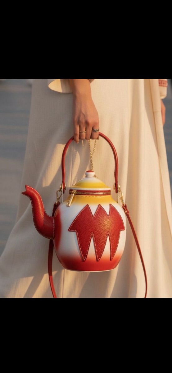 إبداع شنطه على شكل "غوري الشاي الملبس القديم، شي حلو