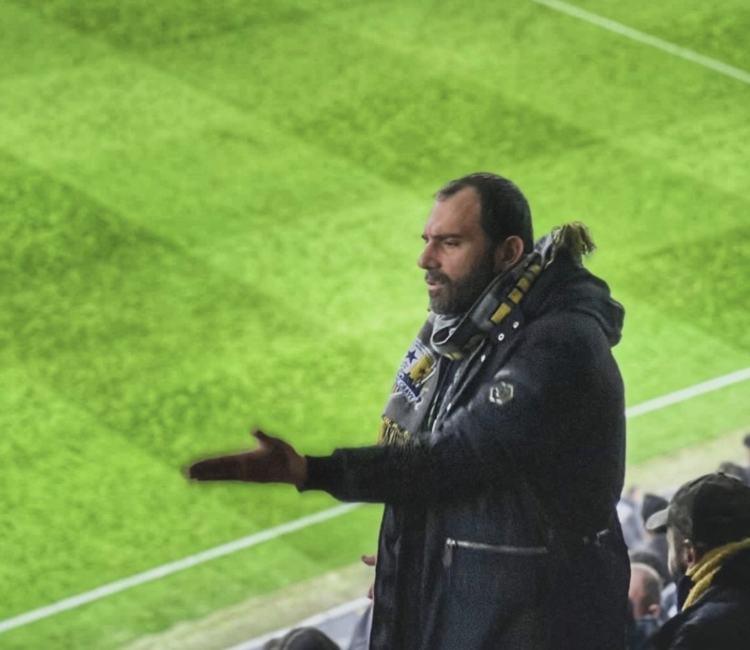 Fenerbahçeye ömrünü adamış adamın tribüne girememesi Haksızlıktır.
#VolkanYücesanTribüne
<a href="/VolkanYucesan/">Volkan Yücesan</a>