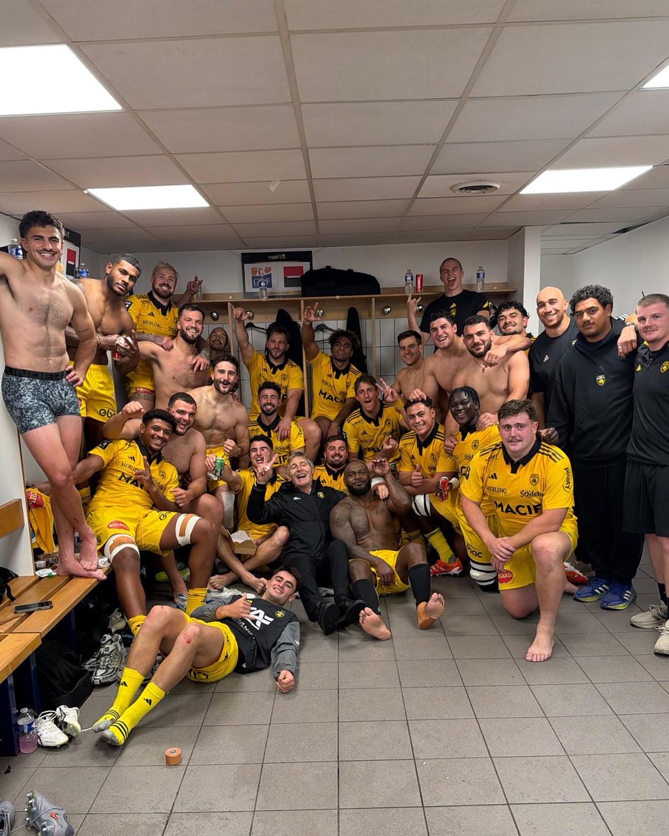 🟡⚫️ Qu’est ce qu’on aime ce genre de photo ! 😁💛🖤

Félicitations à toute l’équipe et bravo pour ce que vous avez montré sur le prè face aux Lyonnais ! 💪👏👏👏

#fievreSR #LOUSR #Top14 #OnLacheRien