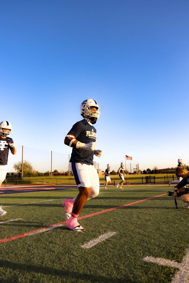Synir_Fields1's tweet image. Great 41-14 win last night over Wesleyan, going in to the region championship hungry as can be #Dawg #Ringszn @RecruitGeorgia @RecruitGeorgia @hopo125 @NEGARecruits @victorgreen2121 @bendavis_1 
hudl.com/v/2T4ZGj