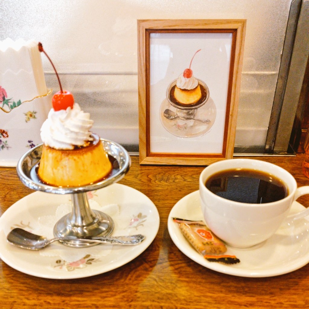 fumtandel's tweet image. 寛ぎの一杯：村田商會（西荻窪）喫茶店好きな方が廃業した喫茶店の机や椅子を引き取って修繕販売されている傍らで喫茶店を営んでいるという珍しい業態のお店。コーヒーに添えられたしるこサンドが心憎い。あとプリンのフォルムが完璧すぎて笑ってしまった