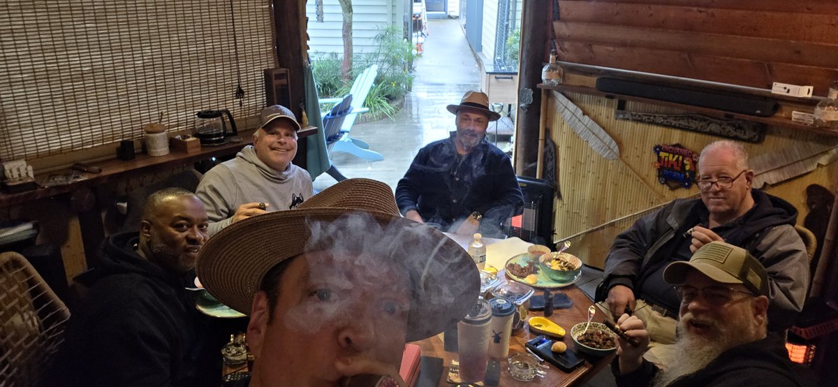 Breakfast, Coffee &amp; Cigars with @CigarChairman, <a href="/nanaimodude/">Mark</a>, <a href="/rizza6453/">Ryan Taylor</a>, Matty Nubz and ZZTop Mike in the TikiHerf™️ 🛖. What a great morning! 🤙