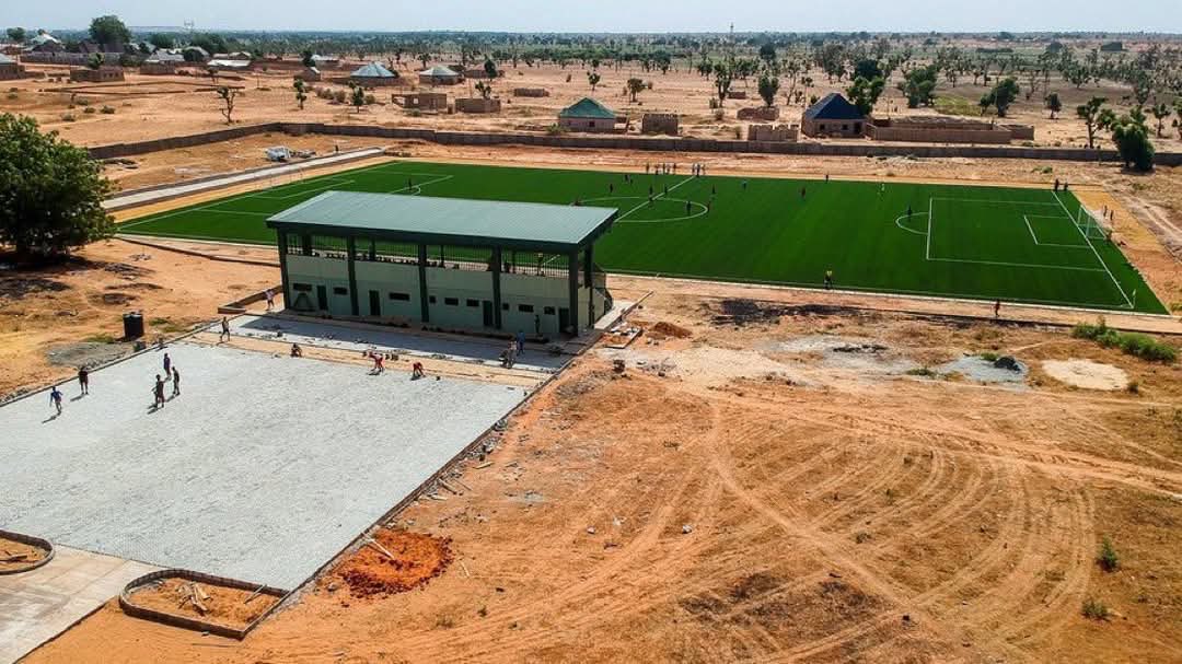 Na inside dessert dem build the stadium 😭😭😭

We really need to call out the NFF as a country. The level of corruption in Nigerian football is getting out of hand.

FIFA gave them $1.2 million to build a stadium and this is what they came up with?

Absolutely shameful. (Mubad)