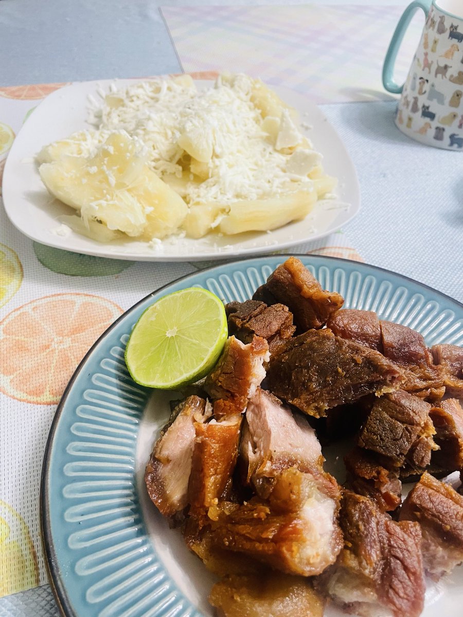 nando_parejo's tweet image. Raíces al vapor arropadas en un manto nevado agrio y en secuencia unos trozos de tocino madurados a 212 °F 
(Yuca cocida con queso rallao y chicharrón) 😂😂 @chowing64 @MARTINGOMEZCEB1 @alotero12
