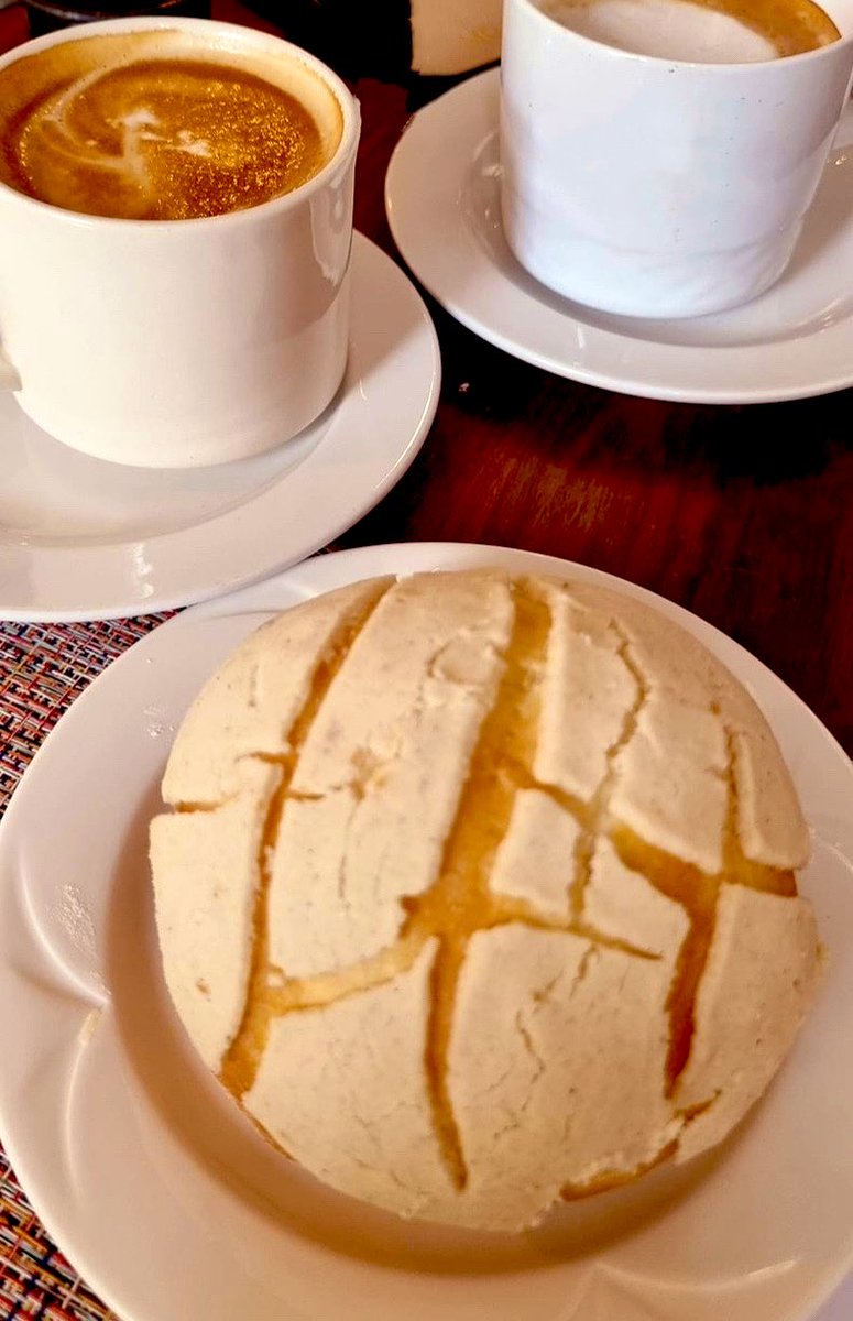 …. Hoy fue muy buena idea traer a mi mami a desayunar , todos están en las carreras … bendecido fin mis queridos .. ☺️🍂🍁🤎