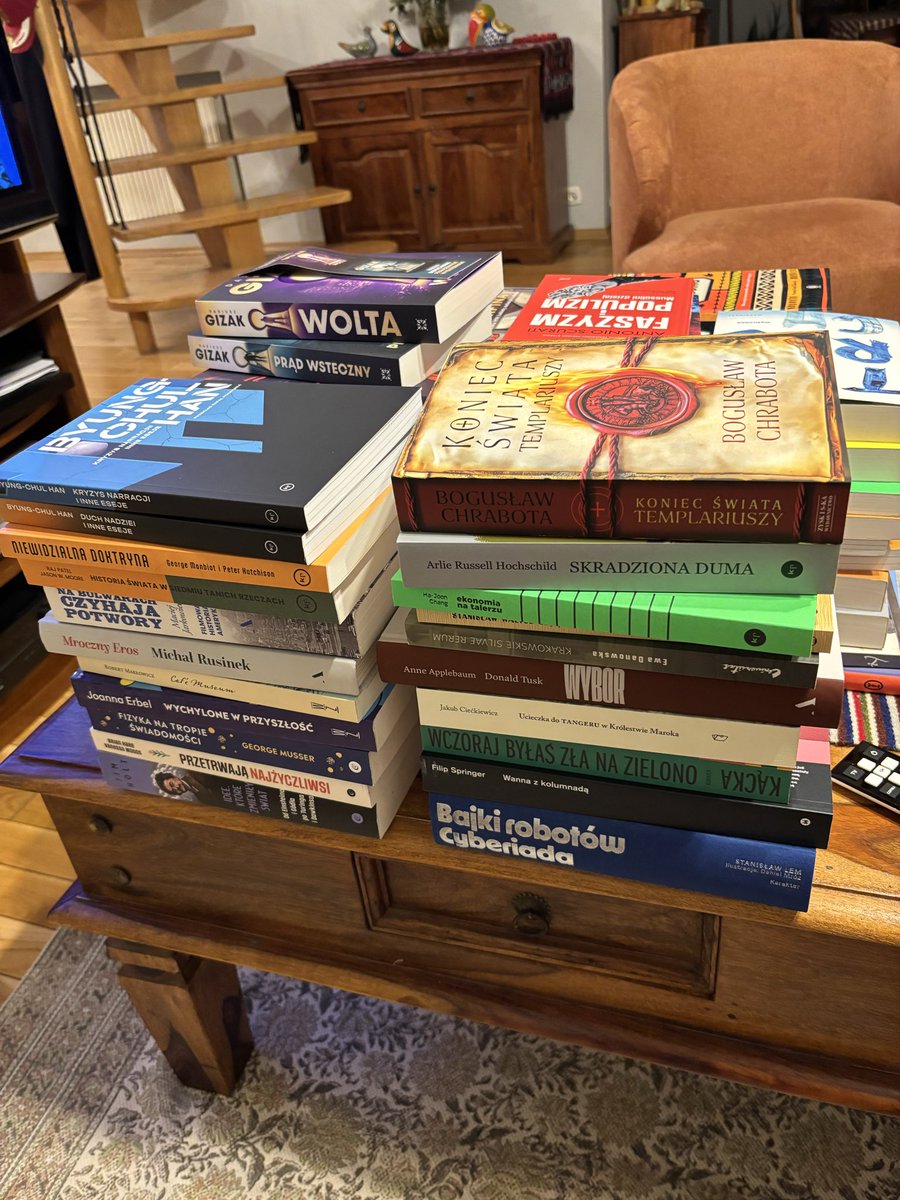 Kolejne Targi Książki , kolejne kilkadziesiąt książek kupione do własnej biblioteki, kolejne tłumy , szczególnie młodych ludzi. Duża intelektualna uczta. Wielka, krakowska rzecz-Targi Książki