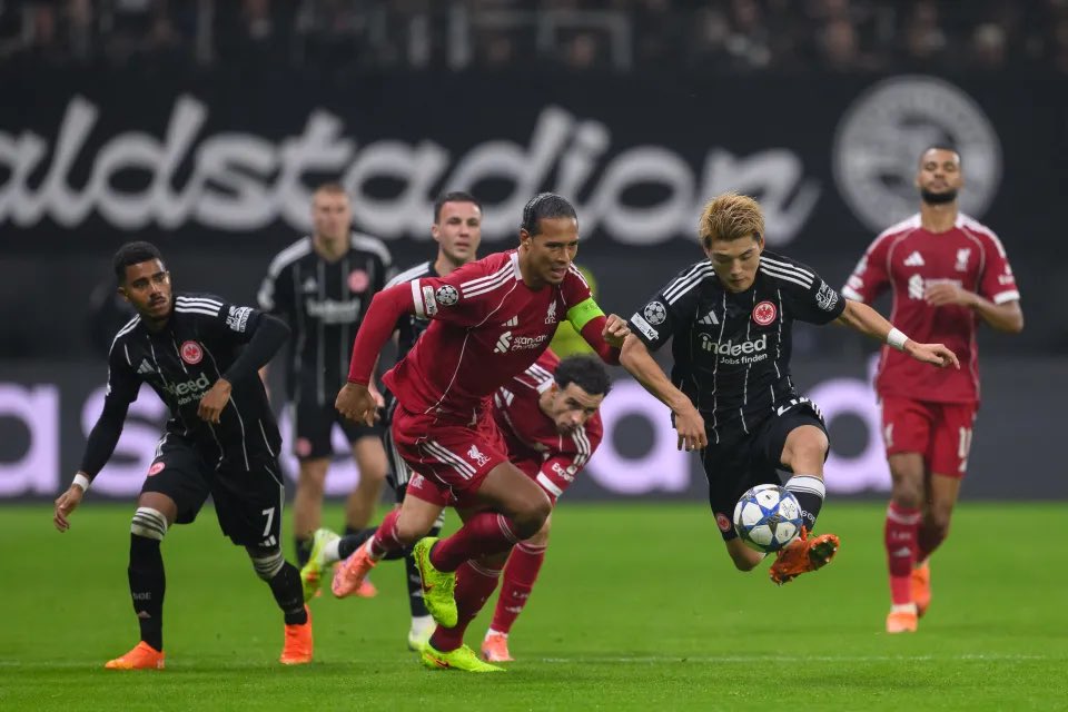 #لندن 🇬🇧: وفقاً لما نقلته صحيفة The Sun، يعتزم الاتحاد الأوروبي مراجعة لوائح تباين ألوان الأطقم في المسابقات الأوروبية بعد موجة من الشكاوى خلال مباراة ليفربول وآينتراخت فرانكفورت في #دوري_أبطال_أوروبا، حيث عبّر آلاف المشجعين المصابين بـ "عمى الألوان" عن استيائهم من صعوبة التمييز