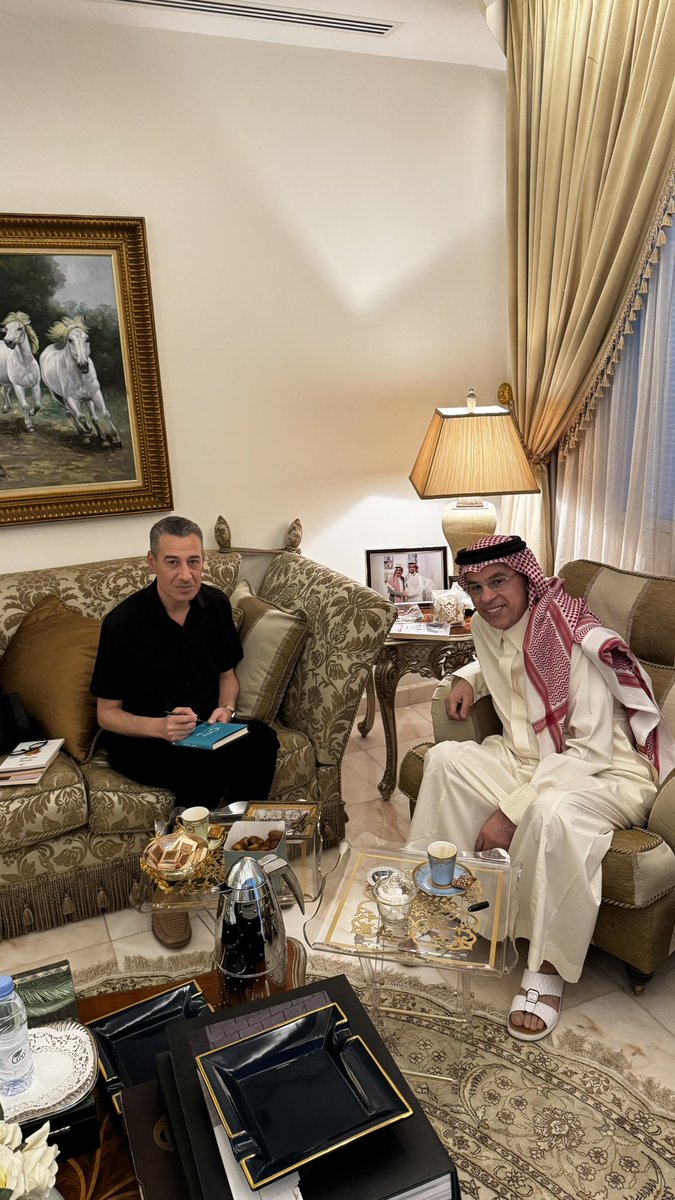 عندنا كنتُ تائهاً في المنافي
أفتش عن وجهي ولغتي
كان يقرأ اسم بلدي في نشرات الأخبار
يحفره في ذاكرة الأشجار 
كي لا نسقط في نهر اليأس.. 
كان يصون غيبتنا 
ويحتفظ بكل صرخة وجع أو تنهيدة شوق سورية..
كان ضمير الحاضر عندما غيّبتنا المنافي
أخي وصديقي الأكبر <a href="/tariqalhomayed/">Tariq Alhomayed طارق الحميّد</a> 
نحبك وننتظرك