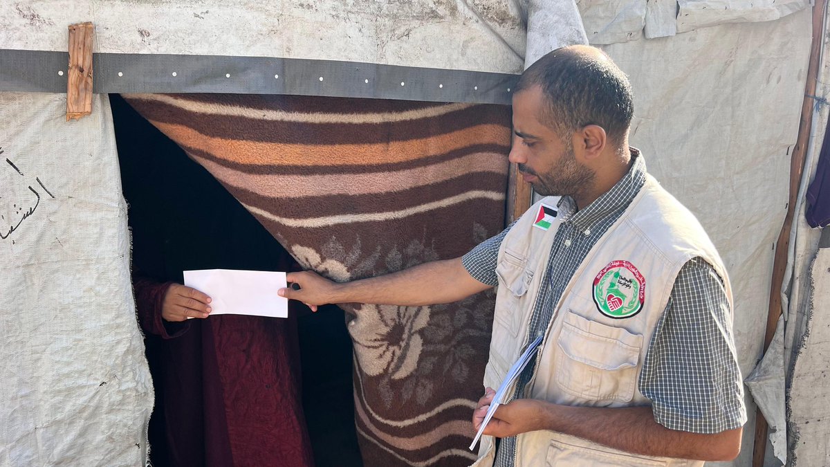 ZkatDerGaza's tweet photo. فريق لجنة زكاة مدينة دير البلح يطوف على خيام النازحين.. ⛺️

ويُقدم لهم مساعدات مالية عاجلة للتخفيف عنهم.. 💔

شكراً أهل #الكويت 🇰🇼

واتساب/ 970595335873+ 📱 https://t.co/vB0baEeEYI