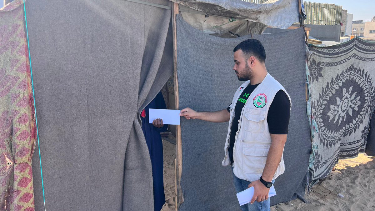 ZkatDerGaza's tweet photo. فريق لجنة زكاة مدينة دير البلح يطوف على خيام النازحين.. ⛺️

ويُقدم لهم مساعدات مالية عاجلة للتخفيف عنهم.. 💔

شكراً أهل #الكويت 🇰🇼

واتساب/ 970595335873+ 📱 https://t.co/vB0baEeEYI