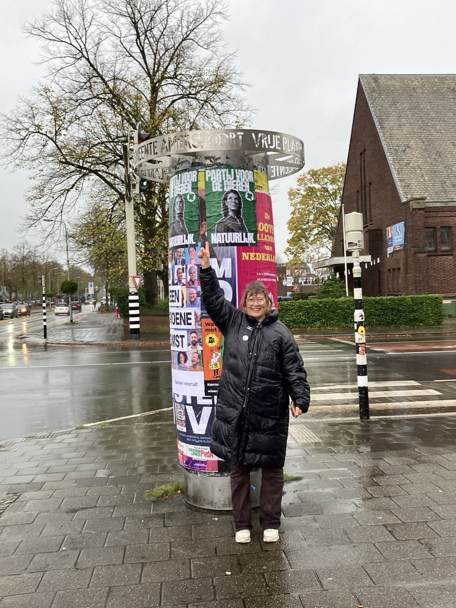 Onze helden gingen vandaag met @pvddheuvelrug en @pvddprovutrecht op pad, door weer ☔️ en wind om posters te plakken in heel #Amersfoort en te flyeren in de binnenstad 👏 We hebben weer veel leuke mensen gesproken die gaan stemmen op @partijvoordedieren.nl💚 #Natuurlijk #TK25