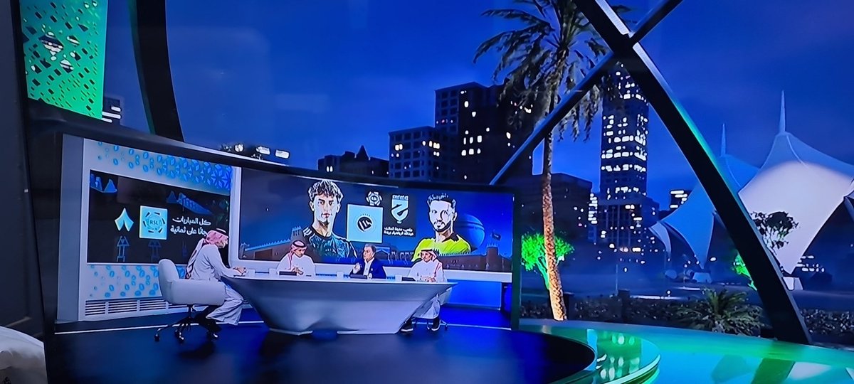 قناة ثمانية ومديرها الطاقية
يختارون فيليكس من النصر بصورة العرض في شاشة الاستديو التحليلي على بالهم يقهرون رونالدو وما دروا ان مجرد وجود صورة الدون على شاشة قناتهم تشهرها لتصبح من أكثر القنوات مشاهدة 
لكن يظهر أن الـ(بودكاست) لايزال مسيطر