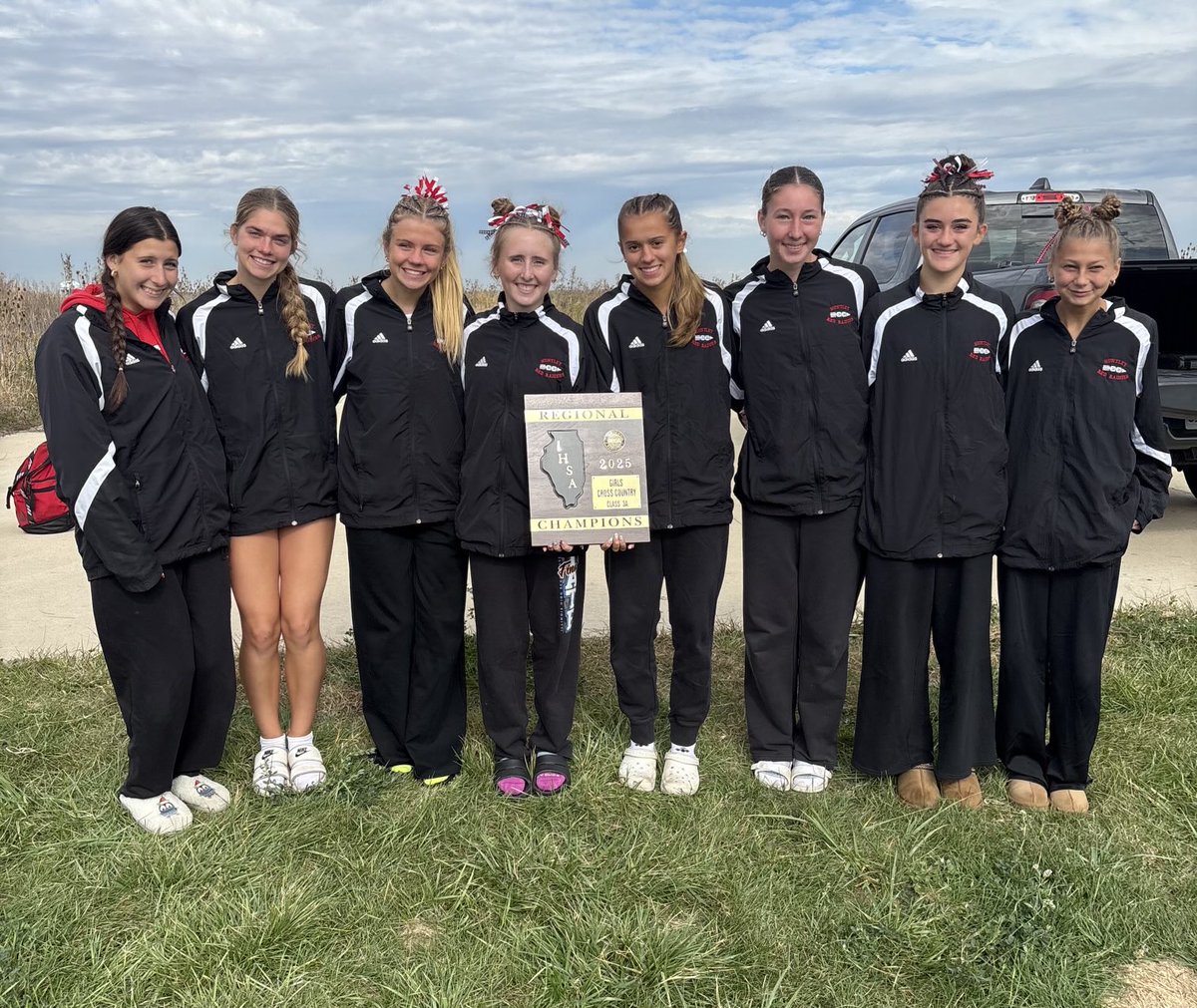 Huntley_CC's tweet image. IHSA 3A Batavia Regional 

Huntley girls - REGIONAL CHAMPS!!

Congrats to this group on their TEAM performance today! 

On to sectionals!!