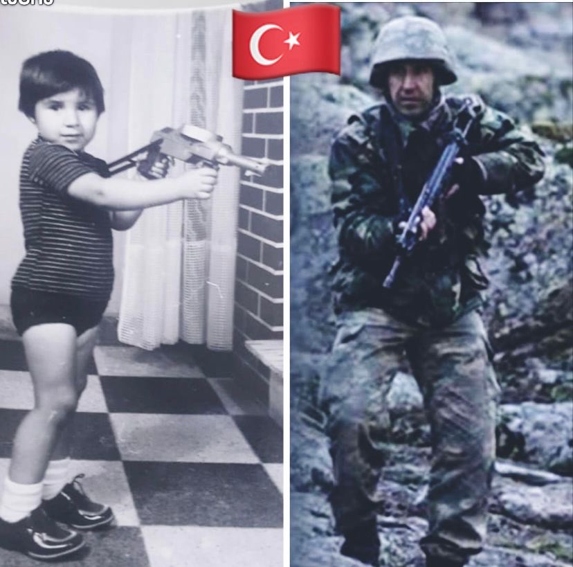 O elimdeki bir oyuncak değildi aslında…  
Küçücük yüreğimde kurduğum büyük bir hayaldi.  
O hayal zamanla büyüdü; üniformaya, yemine dönüştü.

Ve şimdi, aynı inançla…  
Suskun duvarlara, ağır zamanlara rağmen  
vatanım için dimdik duruyorum.

Çünkü ben o gün bir yemin ettim.