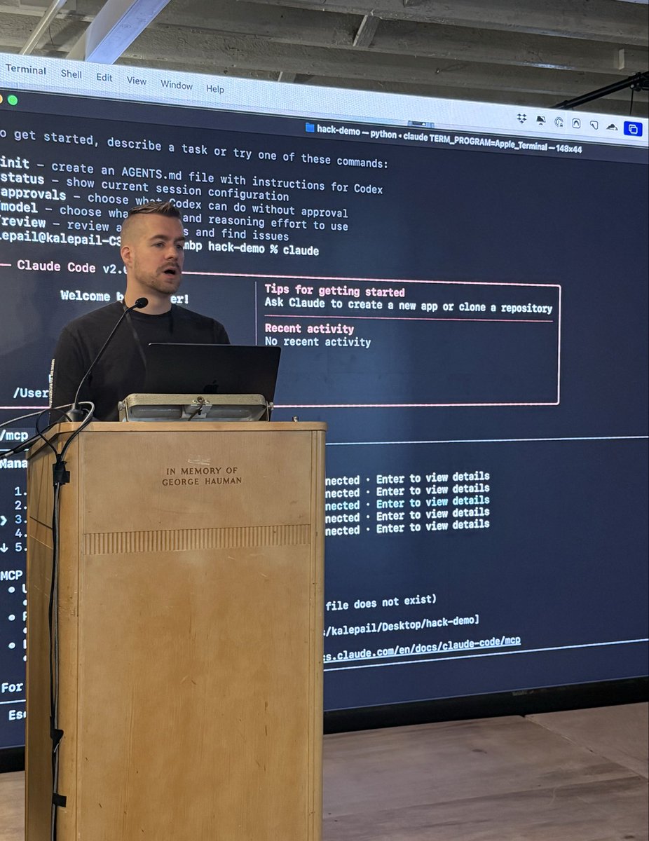easya_app's tweet image. 🎤 @kalepail, developer advocate at @StellarOrg, live coding on-stage!
showing everyone how to build their first dApp on stellar ✨