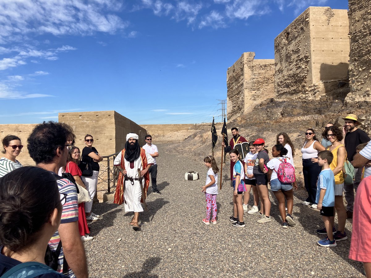 🎭 Esta mañana hemos vuelto a las andadas: los Constructores de la Historia han regresado a #Monteagudo para compartir con la <a href="/UMU/">Universidad Murcia</a> la historia del #ReyLobo🏰

Así es como más nos gusta hacerlo seguir construyendo historia💛

#MurciaMedieval #UMU #BUM