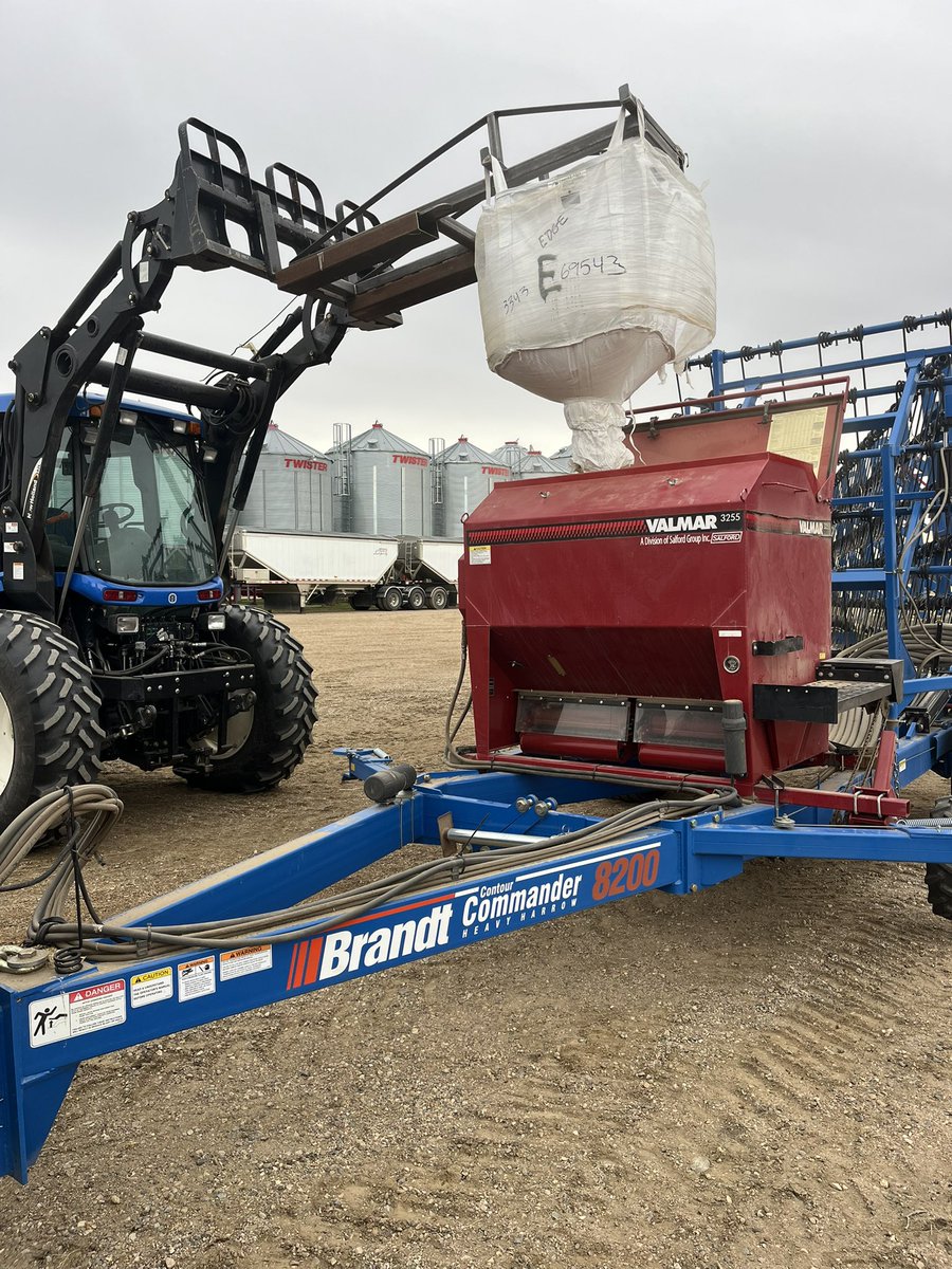 Loading the last bag of Edge MA.  Been a great fall to deploy some alternate weed control groups <a href="/gowancanada/">Gowan Canada</a> #thetimetogo #gowanmicroactiv