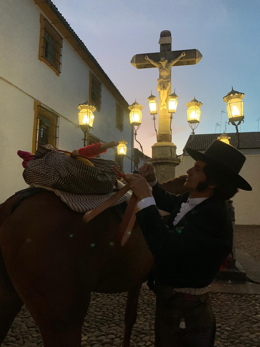 Morante frente al pináculo de la simbología cordobesa.