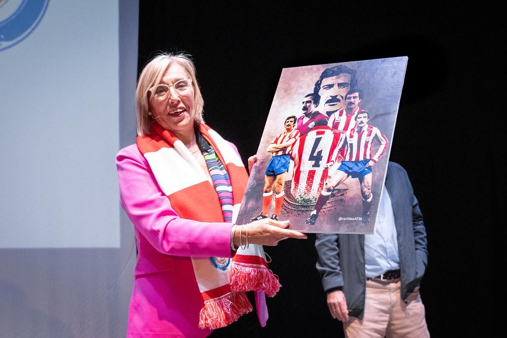 Nos llegan noticias devastadoras del fallecimiento de Rosa, la esposa de Juan Carlos Arteche. Una mujer maravillosa a la que tuvimos la enorme suerte de conocer y disfrutar cuando realizamos el homenaje a su marido. Desde aqui, le mandamos nuestro mas sincero pésame a la familia.
