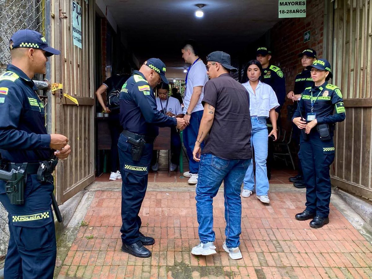 915 uniformados de la Policía en Bolívar estarán desplegados este domingo en diferentes zonas del departamento para garantizar las elecciones de consultas interpartidistas. El Plan Democracia 2026 incluye presencia policías permanentes en los 113 puestos de votación.