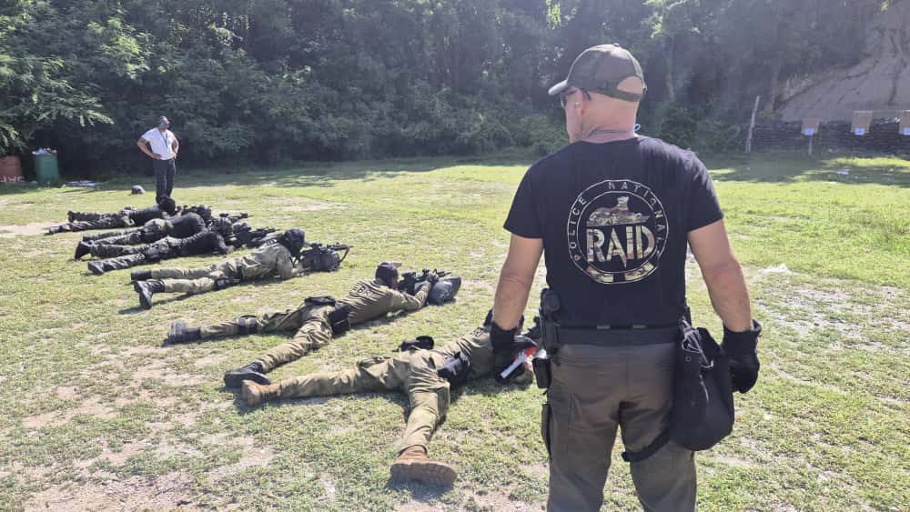 #Sécurité | La France poursuit son programme de formation des unités spécialisées de la Police Nationale d’Haïti. Du 12 au 23 octobre, trois experts du #RAID et l'Expert technique 🇫🇷 ont formé 48 policiers haïtiens (dont 8 instructeurs) issus de la #BRI, #SWAT, #UTAG, #EPINES,