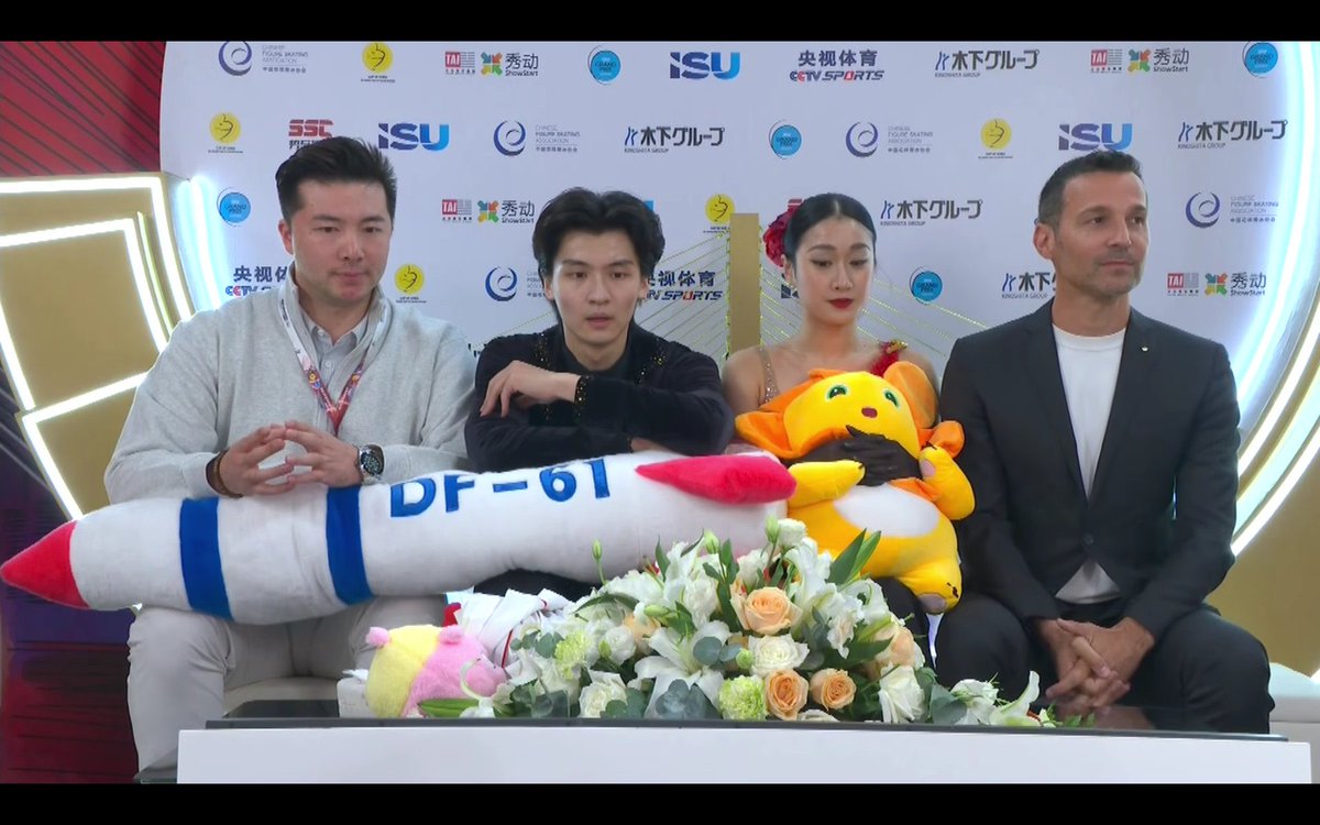 китайській спортивній парі на льду на міжнародних змаганнях у Китаї фанати на лід кинули велику плюшеву міжконтинентальну балістичну ракету і ті весело її взяли з собою в зону очікування оцінок🫠🫠🫠

вайб руснявого євробачення 2009