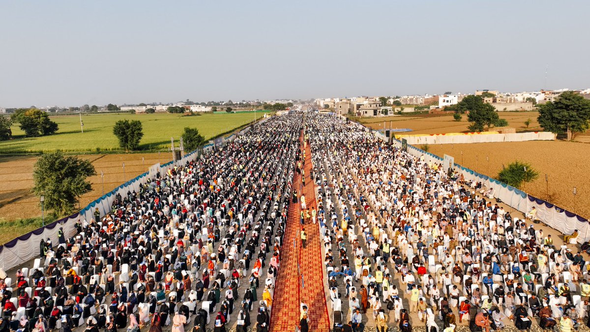 AlkhidmatOrg's tweet image. A Milestone Towards a Digital Gujrat. 🇵🇰 
Tens of thousands of aspiring IT youth appeared in aptitude test of Alkhidmat Bano Qabil, held at Airport Runway Gujrat.
#BanoqabilGujrat