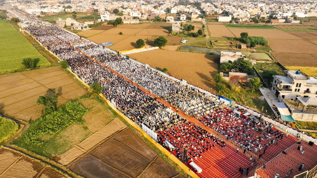 AlkhidmatOrg's tweet image. A Milestone Towards a Digital Gujrat. 🇵🇰 
Tens of thousands of aspiring IT youth appeared in aptitude test of Alkhidmat Bano Qabil, held at Airport Runway Gujrat.
#BanoqabilGujrat