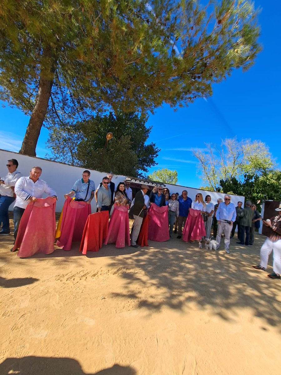 “Diplomacia para la paz”
 Prodetur colabora con la Asociación del Cuerpo Consular de Sevilla en la organización de un FAM TRIP para los representantes diplomáticos en la Finca Dehesa La Calera (Gerena). #provinciadesevilla #prodetur #turismo #diplomacia #Andalucía