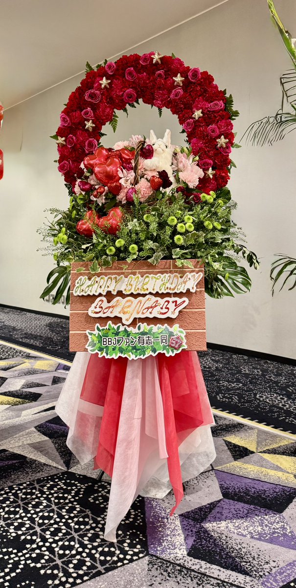 edokko_dey's tweet photo. 🌹お花もたくさん頂きました🌹

まるでバーナビーが夜、部屋で少年時代の楽しい思い���を思い返しているよう！

ありがとうございました🐰

#TigerAndBunny https://t.co/L9DWkaza1L
