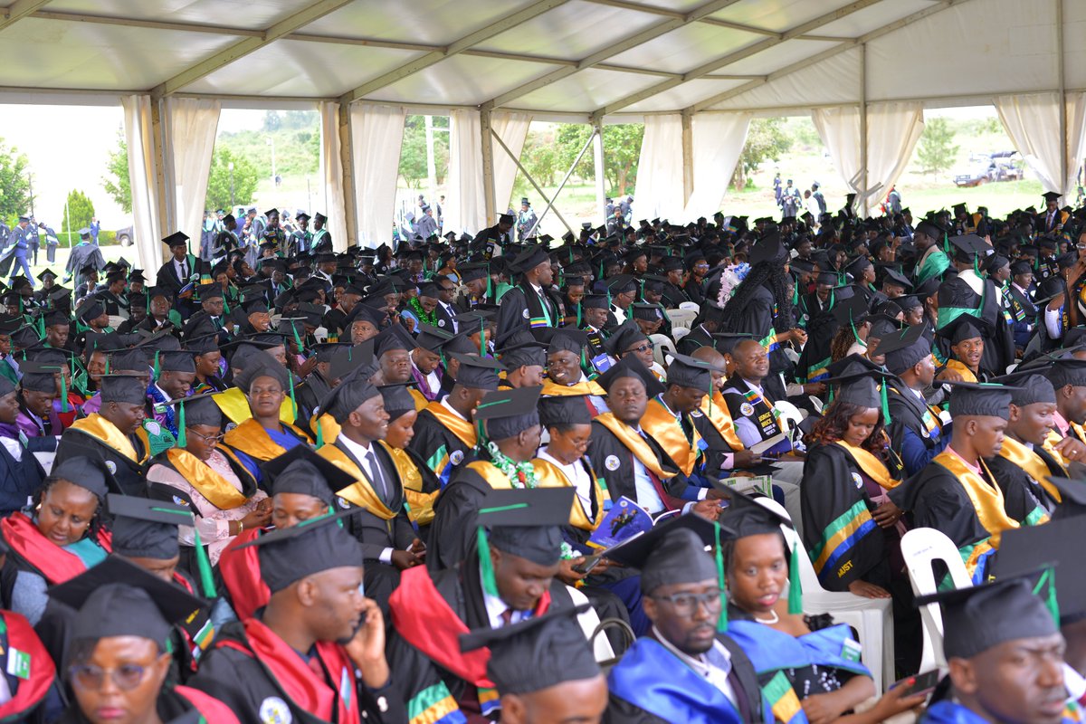 MbararaUST's tweet photo. The #32ndMUSTGrad celebrated the achievements of 1,382 graduands, 942 males and 440 females who received awards ranging from diplomas to PhDs. 

Their success reflects years of dedication, resilience, and academic excellence nurtured at @MbararaUST. #FiredUp https://t.co/Or4X9MqDhk