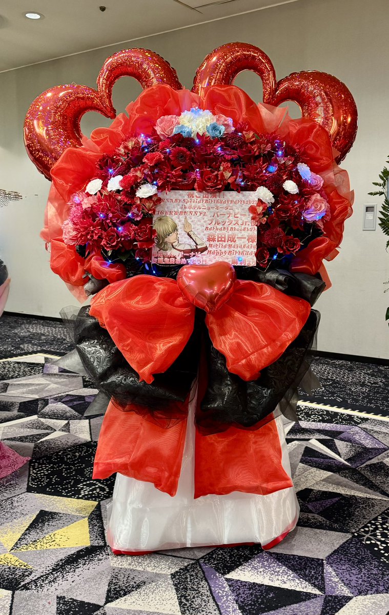 edokko_dey's tweet photo. 🌹お花もたくさん頂きました🌹

イルミネーションがキラキラ輝くお花でした！素敵です！

ありがとうございました🐰

#TigerAndBunny https://t.co/v1Hvk0DC8Y