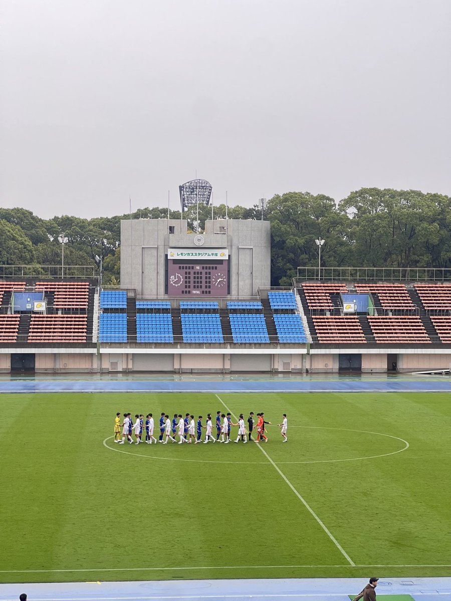 t_machida_fb's tweet image. 今回の試合で気になったポイント🙋‍♂️
桐蔭学園の選手が数名前後半でスパイクを変えていた所が気になりました！！

天然芝のピッチコンディションや雨の影響もあり変えていたのだと思いますが

ベストコンディションで臨むためにギアに拘る素晴らしい準備だと感動しました！！👏

#高校サッカー　#選手権