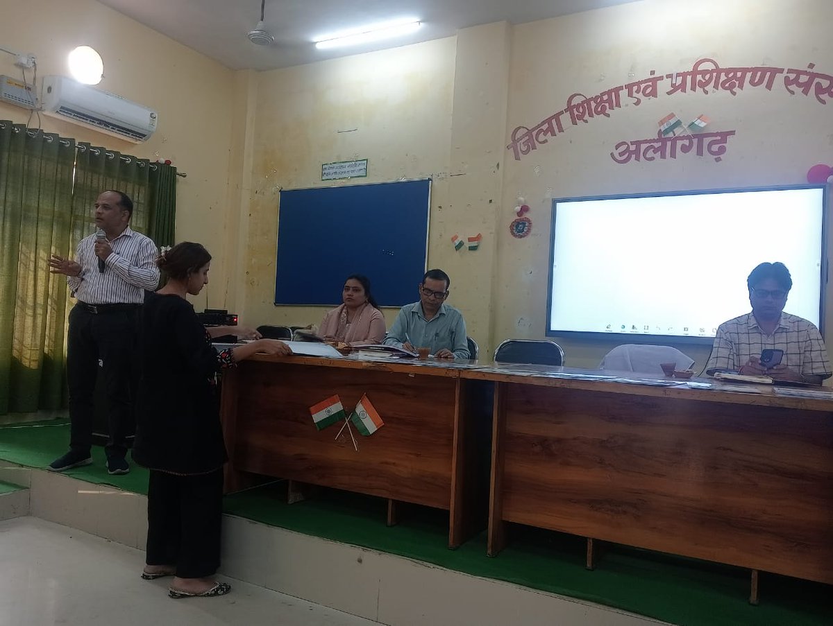 #NIPUNBharatMission 
DIET मडराक पर मासिक समीक्षा बैठक में प्रतिभाग किया।
<a href="/basicshiksha_up/">Department Of Basic Education Uttar Pradesh</a> <a href="/dietaligarh/">Diet Aligarh</a> <a href="/bsa_aligarh72/">Rakesh singh BSA Aligarh</a>
<a href="/EducationMirror/">Education Mirror</a>