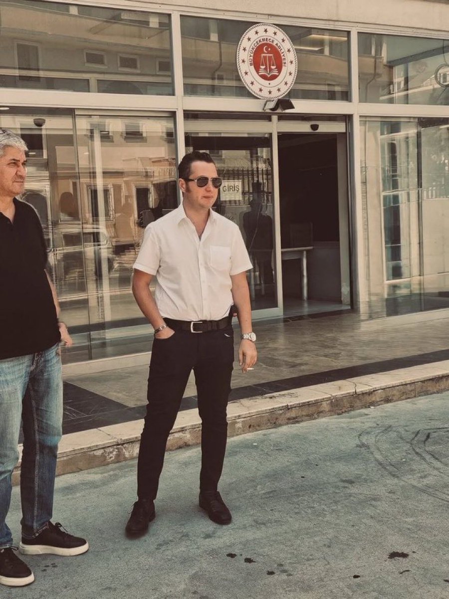 CanerKara_Tayma's tweet image. Savcı Yavuz Engin, hayatında hiç görmediği insanların çocukları için kendi çocuğu tehdit edilmiş ve geri adım atmamış bir aslan parçası. 

Kendisini ve ailesini tehdit eden 13 sanıktan 12’si tahliye edilmiş. 

Ben hayatımda o makamı işgal eden bir sürü şerefsiz gördüm. 
Bir iki…