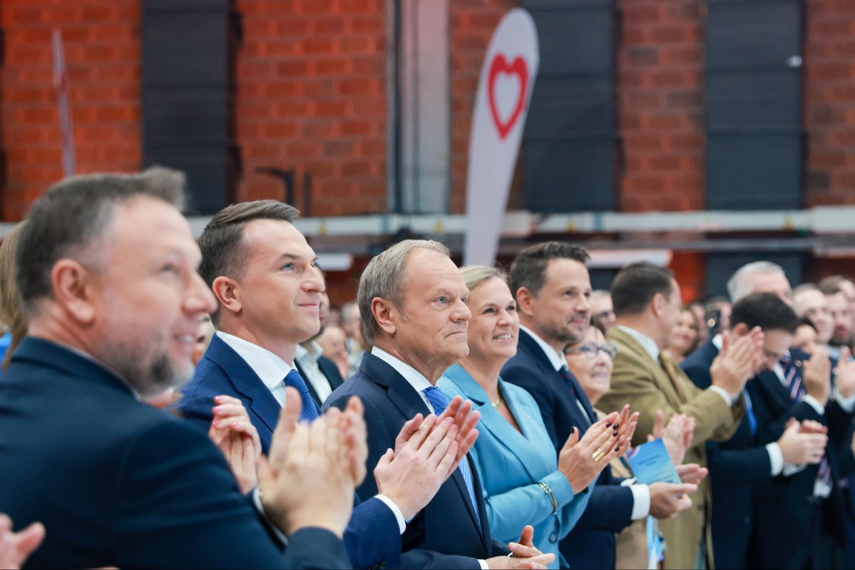 trzaskowski_'s tweet image. Nowy rozdział. Pełna jedność. Koalicja Obywatelska. Bo #ŁączyNasPolska 🇵🇱
Platforma Obywatelska, Nowoczesna i Inicjatywa Polska po latach dobrej współpracy łączą się w jedno ugrupowanie. 
Ruszamy dalej. Z potrójną  mocą. Do dzieła!
#KoalicjaObywatelska
