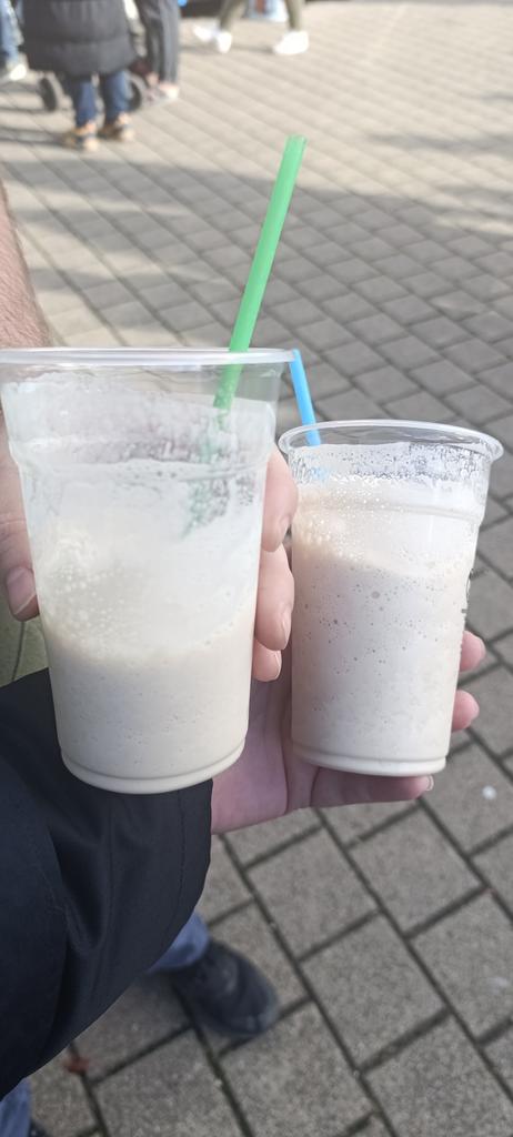 Mit <a href="/tamaki_okami/">Tamaki Okami 💙 GERVTuber 🐺</a> Milchshake auf der Herbstmesse gegönnt Miam Miam. 🙈💙

 #herbstmessefreiburg