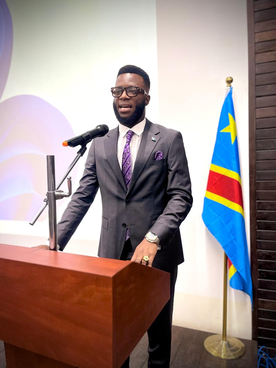 DizoMomeka's tweet photo. 🚨🚨🚨
C’est avec un plaisir profond et un honneur sincère que j’ai été convié à remettre les brevets aux étudiants de la Faculté des Lettres et de la Communication de l’Université de Kinshasa, à l’occasion de leur cérémonie de collation des grades académiques. Cette distinction illustre la considération portée à la nouvelle génération, tant sur le plan scientifique que politique, qui constitue un capital humain essentiel pour le progrès et la consolidation de notre nation.

Félicitations aux lauréats, dignes représentants de l’avenir et de l’excellence de notre société.

#JM
