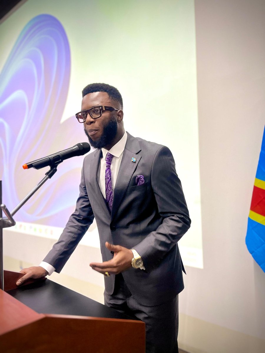 DizoMomeka's tweet photo. 🚨🚨🚨
C’est avec un plaisir profond et un honneur sincère que j’ai été convié à remettre les brevets aux étudiants de la Faculté des Lettres et de la Communication de l’Université de Kinshasa, à l’occasion de leur cérémonie de collation des grades académiques. Cette distinction illustre la considération portée à la nouvelle génération, tant sur le plan scientifique que politique, qui constitue un capital humain essentiel pour le progrès et la consolidation de notre nation.

Félicitations aux lauréats, dignes représentants de l’avenir et de l’excellence de notre société.

#JM
