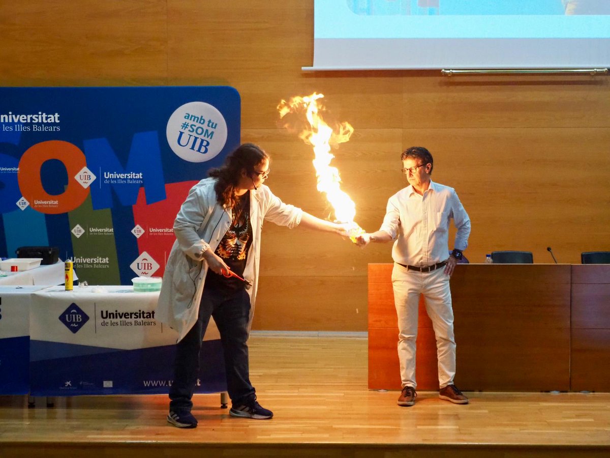 Lo típico, voy a una charla y le prendo fuego a un profe de universidad