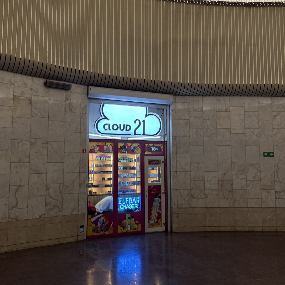 Печерськ вражає 👀 
от прям цікаво за яких обставин хтось тут щось купляє )))