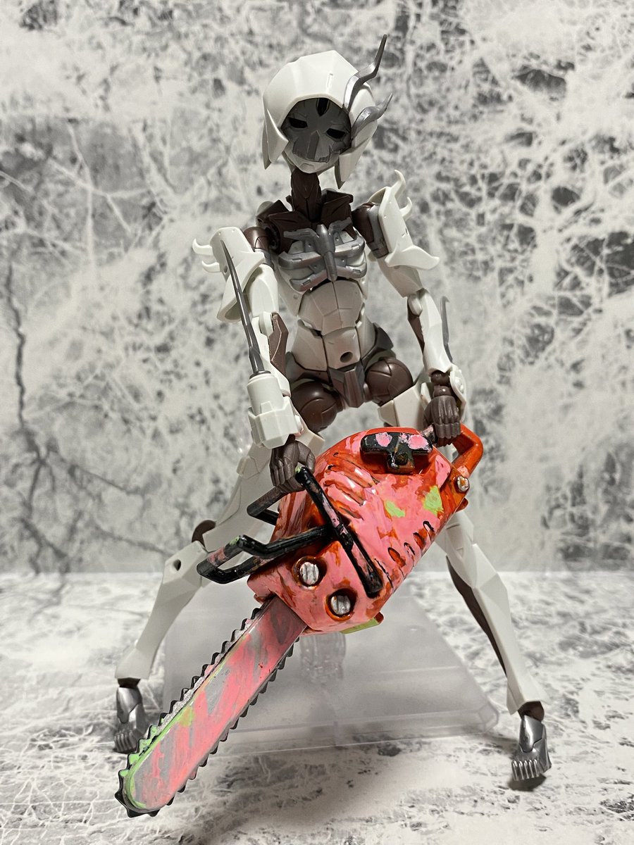 色塗り練習がてら買ったコトブキヤコラボのチェーンソー、シーカーに似合いすぎる #メガロマリア 