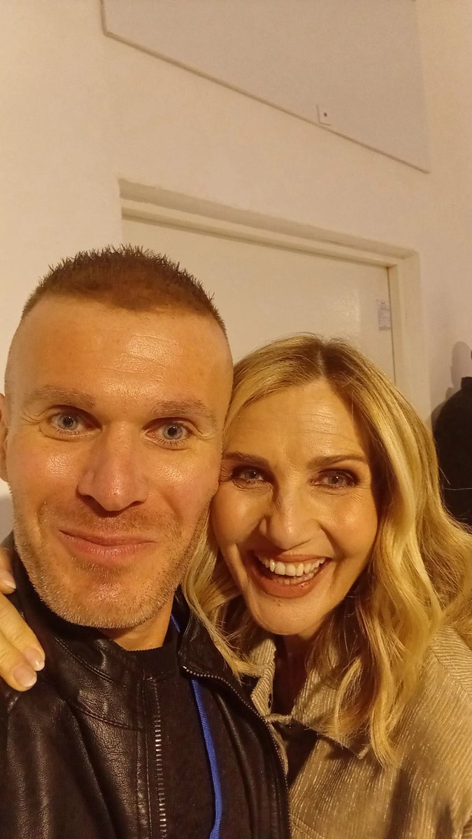 falcions85's tweet image. La ragazzina promette! ❤️❤️❤️

&quot;Vieni subito che Lorella ti vuole assolutamente conoscere&quot;.

Voi non potete capire. No, non potete capire.