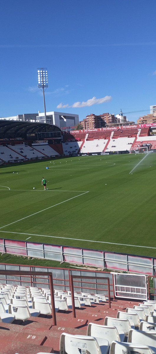 Bueno, por lo que pueda pasar, aquí he venido a ver un partido de la mejor liga del mundo para hacerme a ello. Hagan un buen partido cabrones <a href="/AlbaceteBPSAD/">Albacete Balompié 🤍</a>.