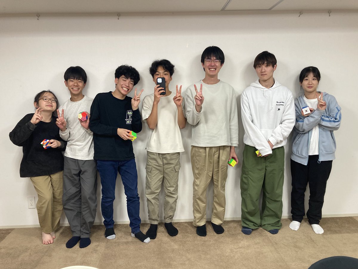 cubeizonshow's tweet photo. 今日は少人数名古屋オフでした
みぎかわ君名古屋オフ皆勤賞続行！！
いつも遠くからありがとねー
毎回恒例二次会で夜10時まで回す人々
（一人ツムツム）
ゲニア君からクッキーとリュウちゃんから台湾土産の太陽餅と🍍ケーキ美味しかった〜♡ありがとう♡😊 https://t.co/5XdO8JcP2D