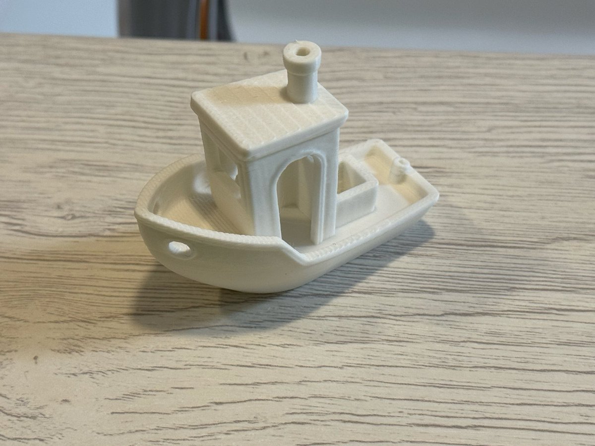 eco_ji's tweet photo. 念願の3Dプリンタ導入！
使い方わからん過ぎるけどワクワクするね

早く好きな形作りたい

ただ思ったより
うるさいし振動が凄い😇 https://t.co/VIq9jRmlAI